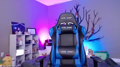 Lacey Bloom online show from November 13, 2:43 am