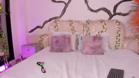 Lady  online show from October 16, 7:00 am