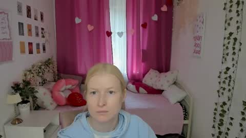 Laly online show from June 8, 11:11 am