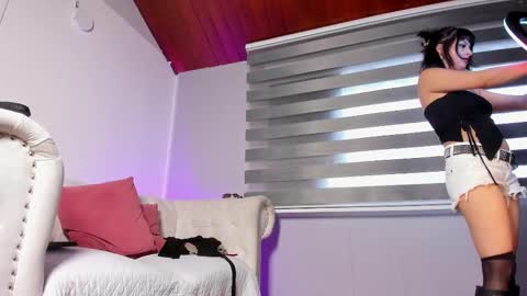 lara_reynolds_ online show from February 26, 9:03 pm