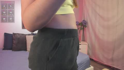 larasweetx online show from February 16, 1:44 pm