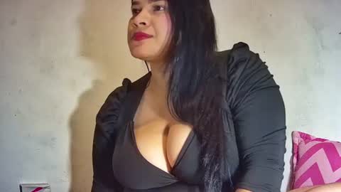 latincurvy1992 online show from February 27, 4:09 am
