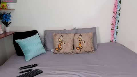 laura1__ online show from February 8, 1:11 am