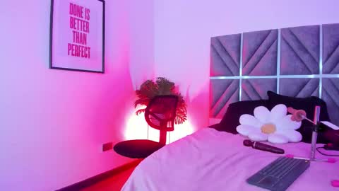 laura_dicardy online show from February 17, 7:35 pm