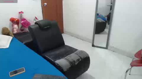 laura_foxx2379 online show from October 15, 2:25 am