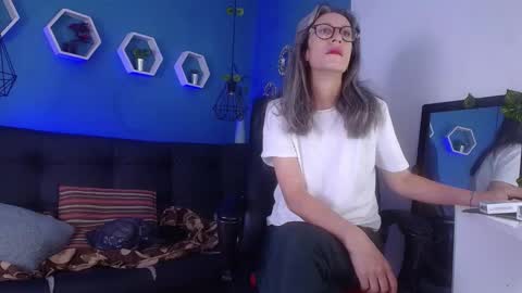 Laura Sofia online show from March 1, 10:15 am