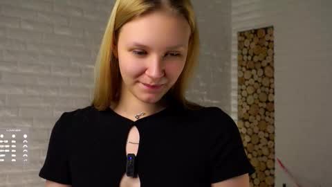 Ellie  online show from October 31, 12:31 pm