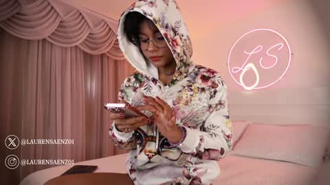 Lauren Saenz online show from February 6, 12:04 pm