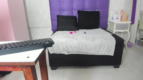 leamoreau__ online show from November 4, 11:37 am