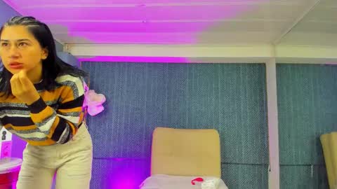 leamoreau__ online show from December 21, 1:04 pm