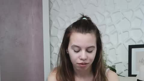 leiahux online show from May 7, 4:17 am