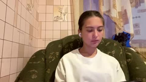 Hellomy name is Lennieits my first day here nice to meet you Give me 50 thumbs ups online show from May 19, 5:53 pm