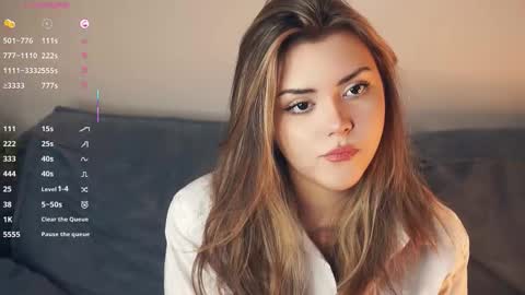 Mia online show from December 17, 8:40 am