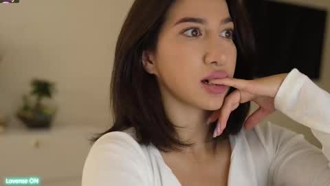 Leora online show from February 22, 5:09 pm