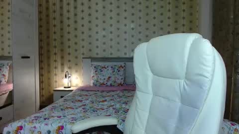 leslie_secret online show from September 28, 10:15 pm