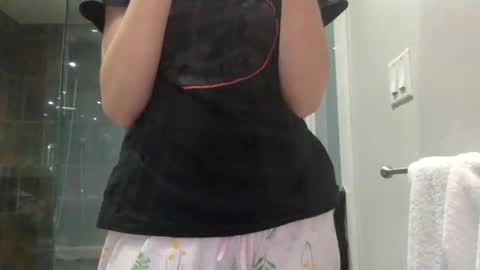 strawberrywatermelonpink22 online show from March 18, 3:28 pm