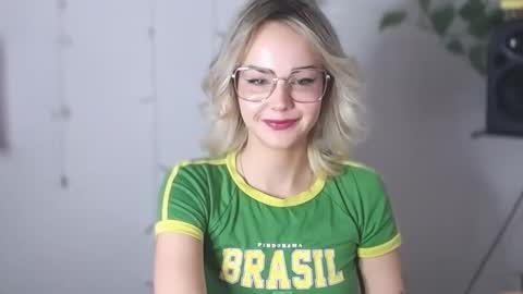 Lexie online show from January 9, 8:03 am