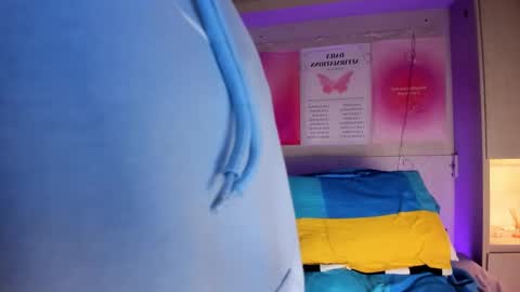 L I A  online show from November 15, 6:03 am