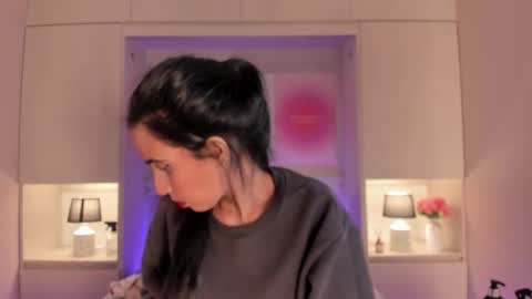 L I A  online show from February 1, 4:00 am