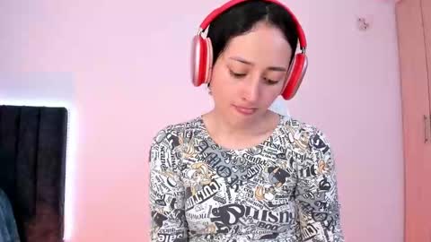 Little Queen Lia  online show from January 18, 11:55 pm