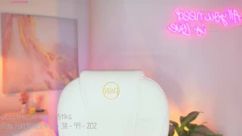 Lia Cox online show from October 31, 5:20 am