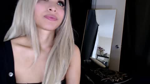 Lia Divina online show from February 18, 11:55 am