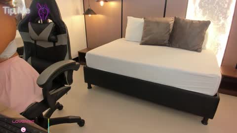 L I L L Y online show from September 30, 12:22 pm