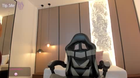 L I L L Y online show from December 19, 12:41 pm