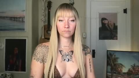 Lilpeachykeenn online show from December 6, 8:50 pm