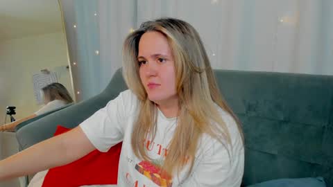 Lily online show from April 1, 1:41 pm