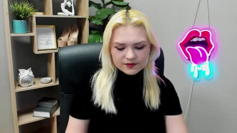 Lily online show from April 2, 1:41 pm