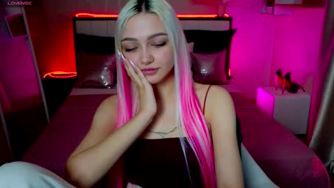 I am Lina online show from November 8, 2:00 pm