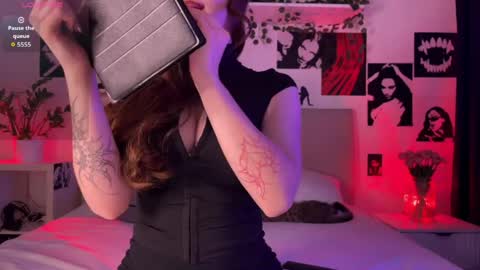 lisa_moons online show from April 11, 4:43 pm