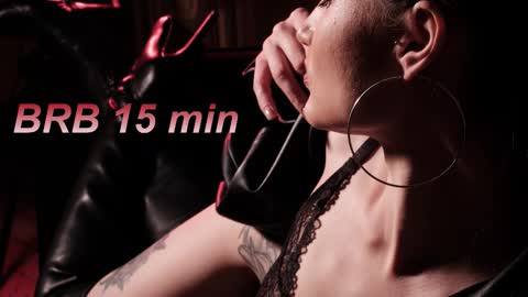 Lisa Moore online show from November 17, 11:27 pm