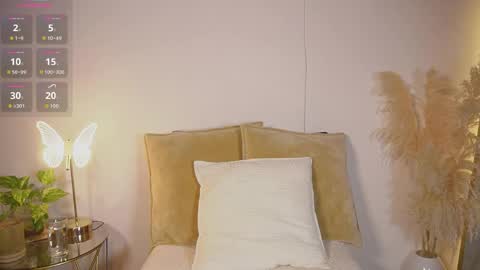 littletammy_ online show from April 7, 3:03 pm