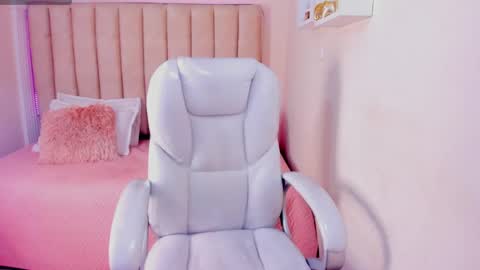 LIZ online show from February 12, 9:01 pm