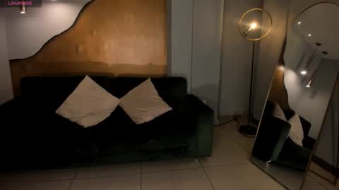 Lizzi  online show from February 6, 8:45 pm