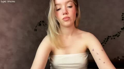 Mia online show from April 27, 6:54 am