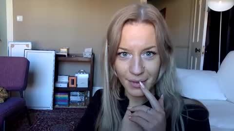 Em online show from December 2, 12:51 pm