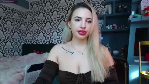 Queen LoraSinClare online show from March 23, 8:20 am