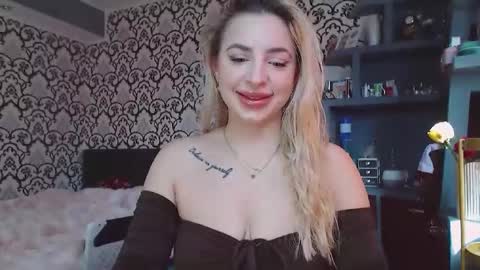 Queen LoraSinClare online show from March 5, 8:10 am