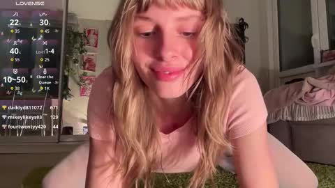 lovesstation online show from October 23, 3:29 pm