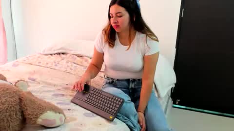 luara__01__lecat_1 online show from March 11, 7:27 pm