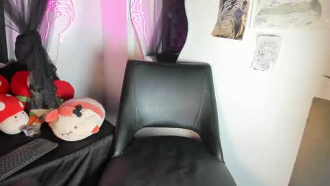 lucyjade2 online show from May 4, 2:26 am