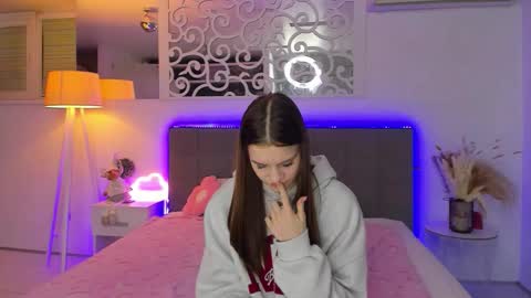 LuisaClover online show from January 6, 5:49 pm