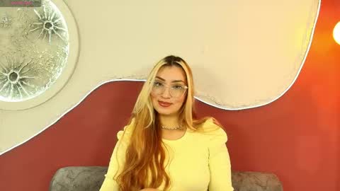 luna__velvet online show from April 19, 2:06 pm