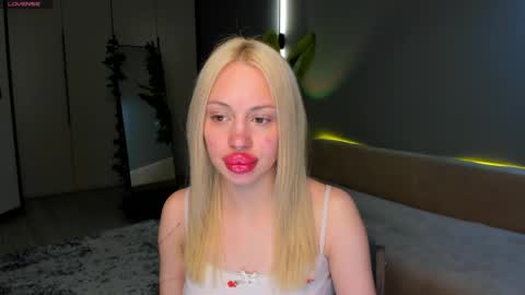 luna_beverly online show from March 24, 11:10 pm