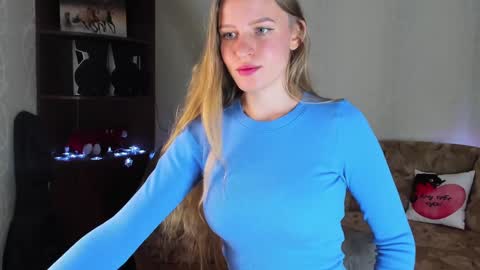 luna_evan online show from December 6, 7:10 am