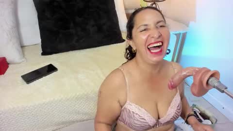 luna_naughty1 online show from January 6, 7:17 pm