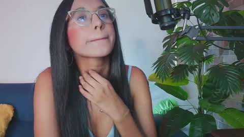luna_valen online show from May 28, 4:32 am